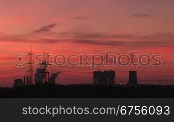 Baustelle eines Braunkohlekraftwerk vor Abendstimmung, Rheinland, Deutschland
