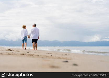 beach couple leisure stroll