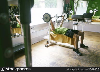 Bearded guy lifting weights at the gym. DanielFernandez.jpg,tatoo.jpg,SquashCardedeu.jpg