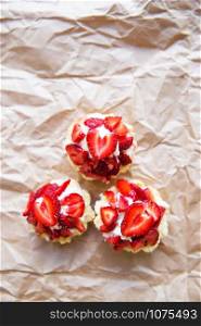 Beautiful and bright cupcakes with strawberries, delicious and simple.. Beautiful and bright cupcakes with strawberries, delicious and simple
