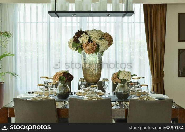 Beautiful flowers setting on elegance dining set up