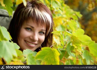 Beautiful girl&acute;s portrait with soft autumn background