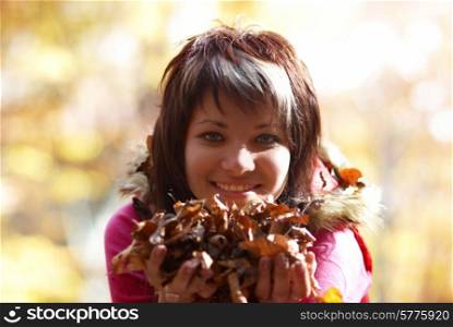 Beautiful girl&rsquo;s portrait with leaves in the autumn park