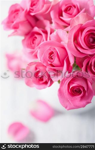 beautiful pink roses bouquet in vase
