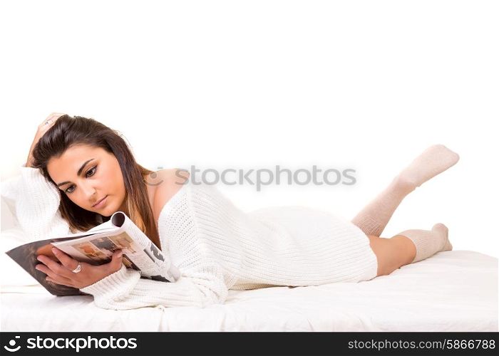 Beautiful young and beautiful woman relaxing in bed