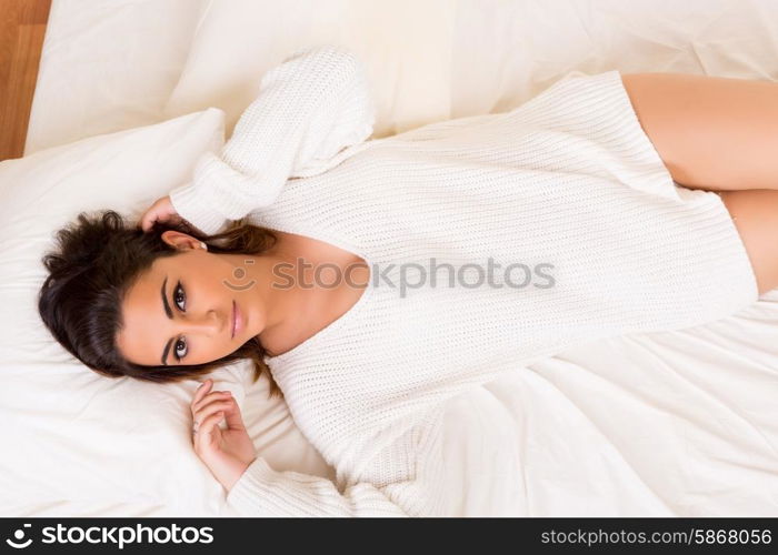 Beautiful young and beautiful woman relaxing in bed