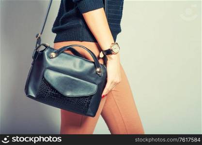 beautiful young woman posing with handbag and copy space.. beautiful young woman posing with handbag and copy space