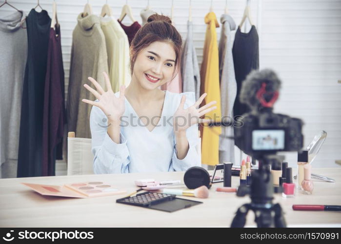 Beauty blogger video production for female fashion blog online cosmetic adviser record woman lifestyle tutorial. Trendy female vlogger showing how to use cosmetics products live via social media.