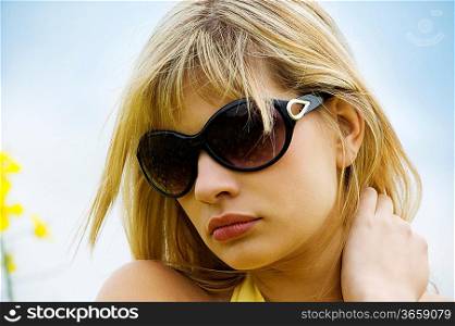 beauty outdoor portrait of beautiful young woman with sunglasses