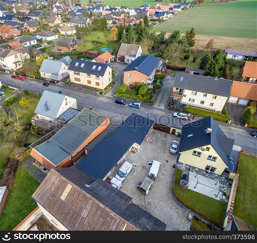Bebauung mit Einfamilienhausern am Rand eines Dorfes in der Nahe von Wolfsburg, Deutschland, Luftaufnahme mit der Drohne, schrager Aufnahmewinkel
