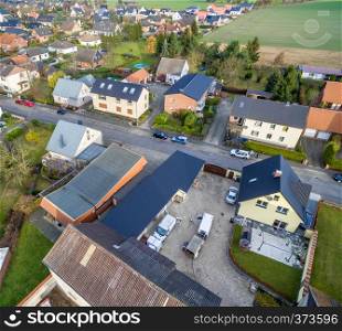 Bebauung mit Einfamilienhausern am Rand eines Dorfes in der Nahe von Wolfsburg, Deutschland, Luftaufnahme mit der Drohne, schrager Aufnahmewinkel