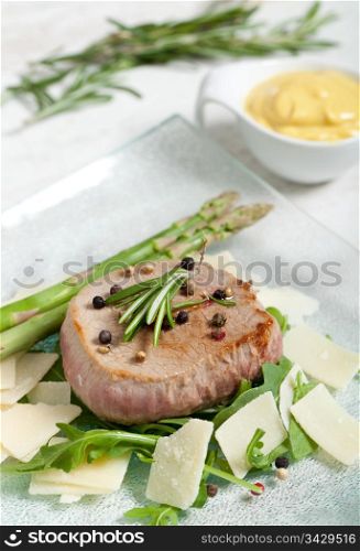 Beef with arugula, parmesan and asparagus