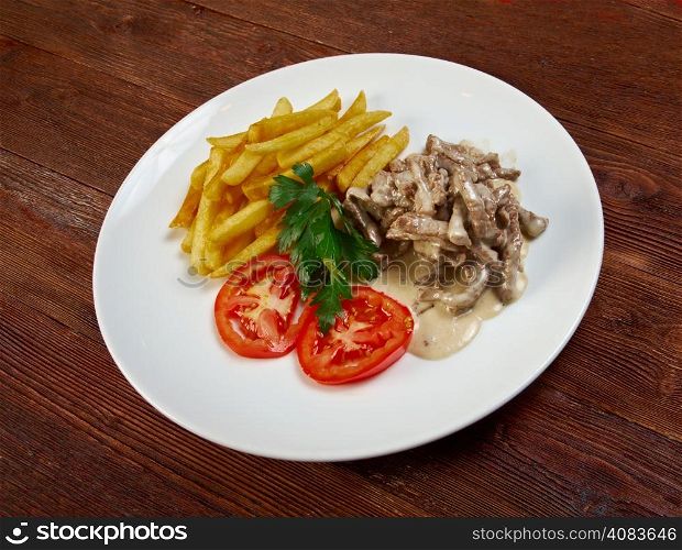 beff-stroganoff with fried potatoes