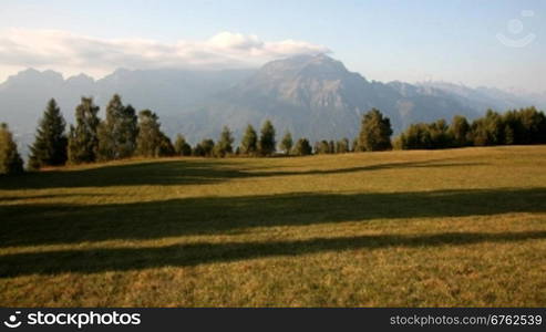 Berge und Felder mit Wolken im Zeitraffer