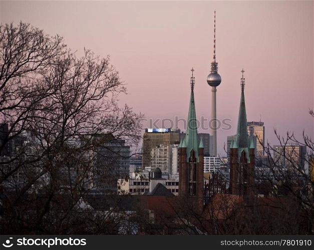 Berlin-Abenddaemmerung-Fernsehturm. Berlin at dusk - view of red town hall and TV tower