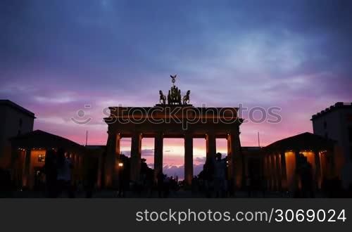 Berlin - Brandenburger Tor mit Touristen bei Sonnenuntergang im Zeitraffer
