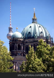 Berlin-Dom-FernsehturmLinks. Berlin - TV tower and the cathedral behind trees