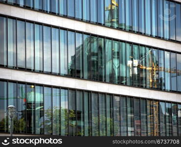 Berlin-Dom gespiegelt. Berlin - reflection of the cathedral in windows