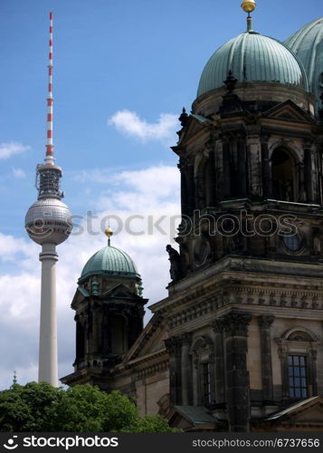 Berlin-Fernsehturm neben Dom. Berlin - TV tower next to the Cathedral