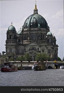 Berliner Dom-Blick vom Wasser. Berlin at dusk - Cathedral - View from water