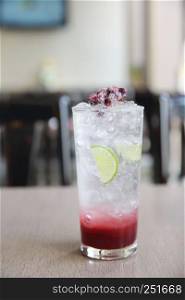 berry cocktail sparking with lime