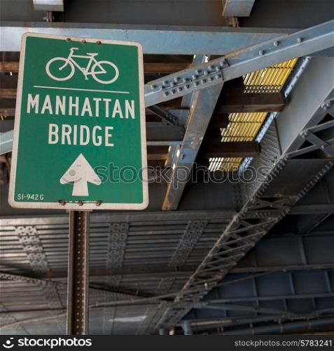 Bicycle lane direction sign to the Manhattan Bridge in Manhattan, New York City, New York State, USA