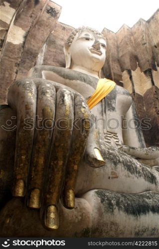 Big Buddha and palm in wat Si Chum, old Sukhotai, Thailand