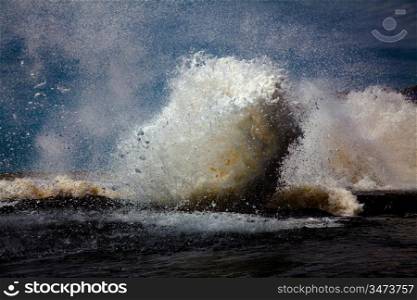 big wave at high tide, beating on the coast (photo)