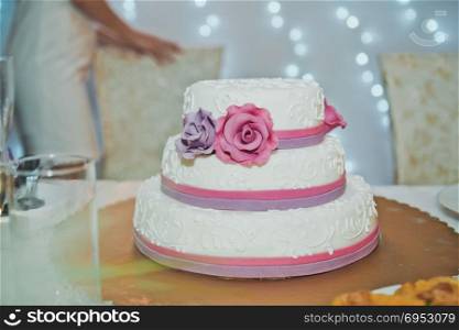 Big wedding cake with roses.. Wedding cake with roses 2064.