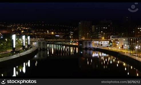 Bilbao - Deustuko Zubia, Aussicht von Brucke von Ria del Nervion bei Nacht