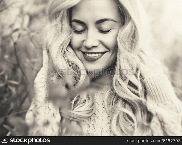 Black and white outdoor fashion photo of young beautiful lady