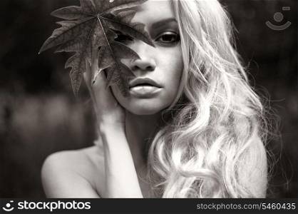 Black and white portrait of beautiful blonde with leaves on head