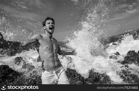 Black&white portrait of a guy jumping into the sea water