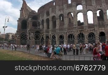 Blick auf das Colusseum in Rom mit Touristen