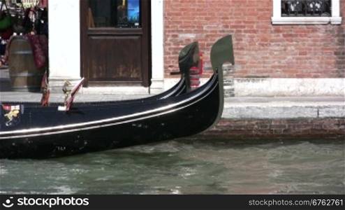 Blick auf den Buck von Gondeln in Venedig