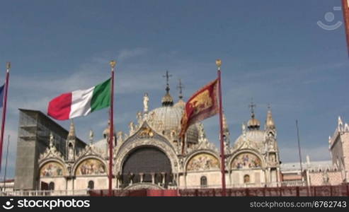 Blick auf den Markusplatz mit Fahnen in Venedig
