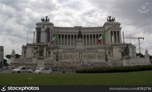 Blick auf die Altstadt in Rom mit ParlamentsgebSude