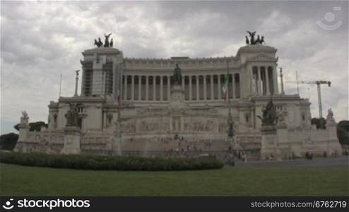 Blick auf die Altstadt in Rom mit ParlamentsgebSude