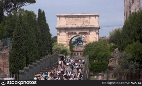 Blick auf die Altstadt in Rom mit Torbogen