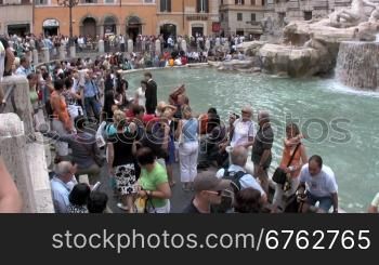 Blick auf die Altstadt in Rom mit Trevi-Brunnen