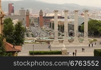 Blick auf die Quatre Columnes und die venezianischen Ziegeltnrme, am Montjunc in Barcelona.