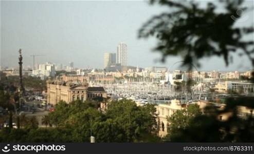 Blick auf die Stadt und den Yachthafen von Barcelona