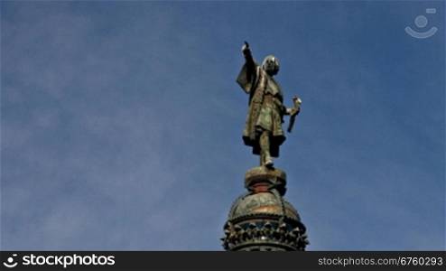 Blick auf ein Denkmal von Cristoph Columbus