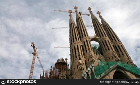 Blick auf eine Kirche in Barcelona im Zeitraffer