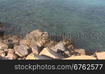 Blick auf eine Knste mit Felsen und blauem Wasser