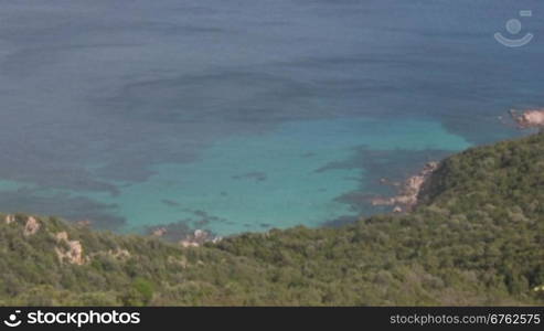 Blick auf eine Knste mit Felsen und mit blauem Wasser