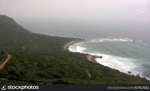 Blick auf eine nebelige Knste mit Strand und mit aufgewnhltem Wasser