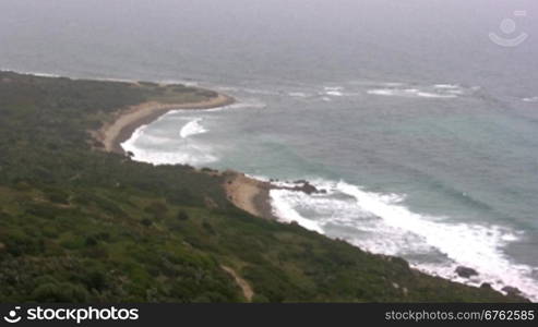 Blick auf eine nebelige Knste mit Strand und mit aufgewnhltem Wasser