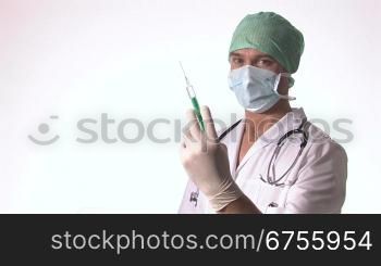 Blick auf einen Arzt, ca. 35 Jahre, der eine Spritze in der Hand hSlt.