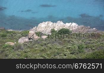 Blick auf einen Felsen mit blauem Wasser